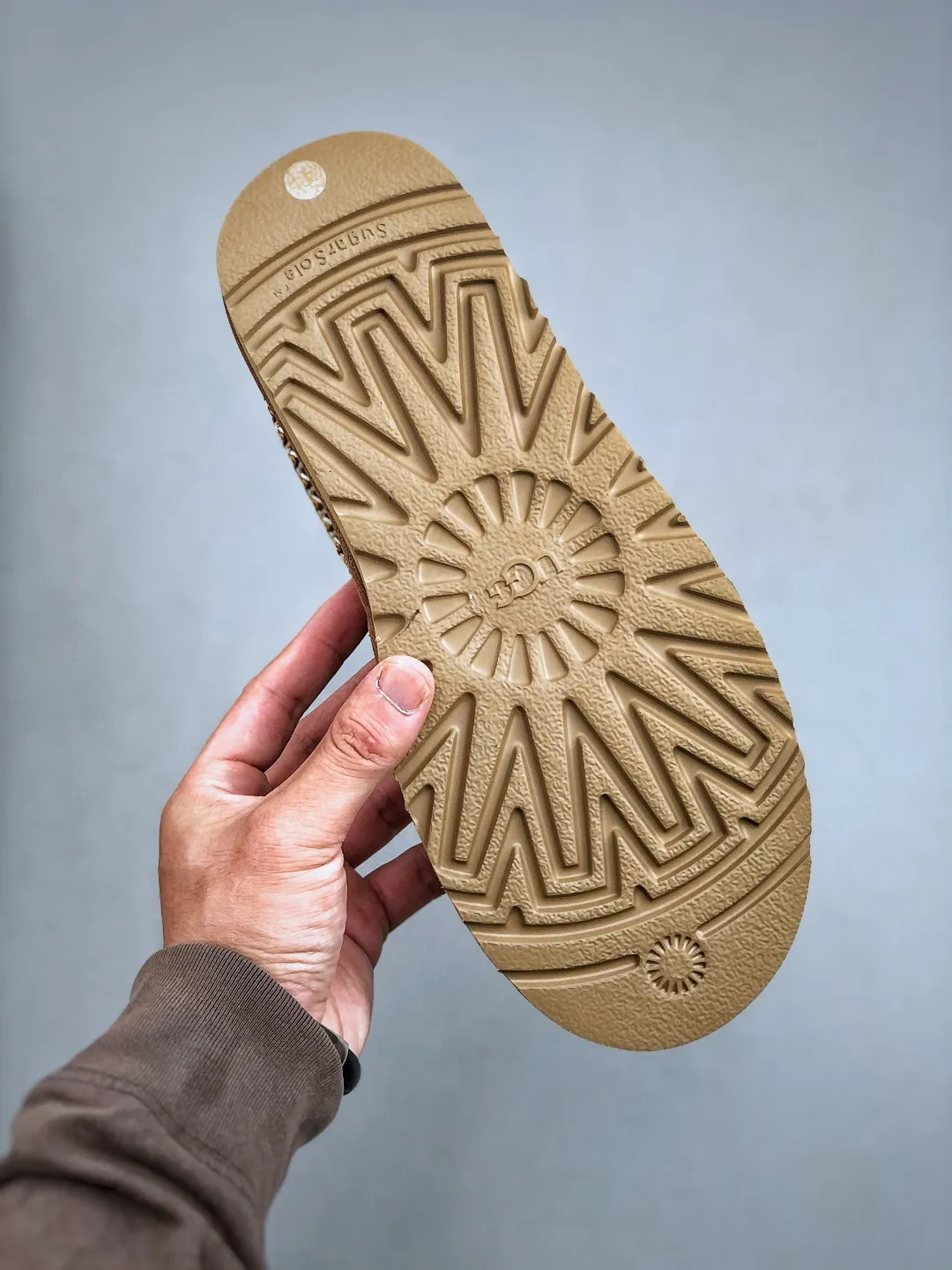 Local self-pickup💰540 supports store placement. The top version on the market. UGG Tazz. Ethnic thin-soled men's and women's models. Xiaohongshu's hot model. Produced by a major foreign trade factory in Guangzhou. Real sheep fur from toe to insole. Independent outer box packaging. Chip. Waterproof process. Different from any version on the market. 5cm thick sole, independently developed original outsole, cashmere insole, keeping warm in winter, suitable for home use. In the new year, uug launched a style series, which is partially geared towards the preferences of young consumers. It has also moved to the forefront of fashion trends. Shoe body material, water-repellent coated suede upper, 17 mm UGGPURE™ implanted wool insole, lightweight non-slip and comfortable rubber outsole, with brand LOGO and trademark, with full package Size: 35 36 37 38 39 40 41 42 43 44 45